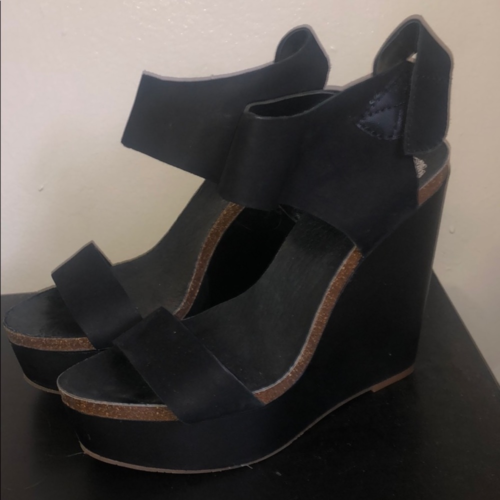 NWOT VINCE CAMUTO WEDGES